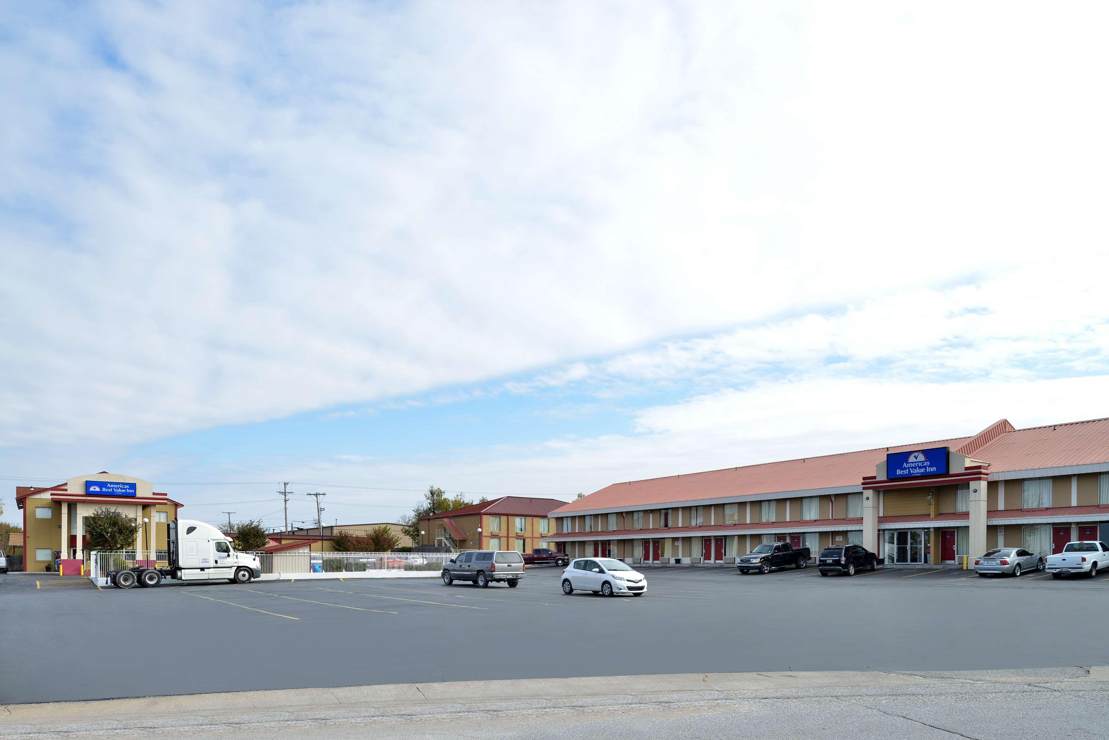Americas Best Value Inn Tulsa I-44 Oakhurst Exterior foto