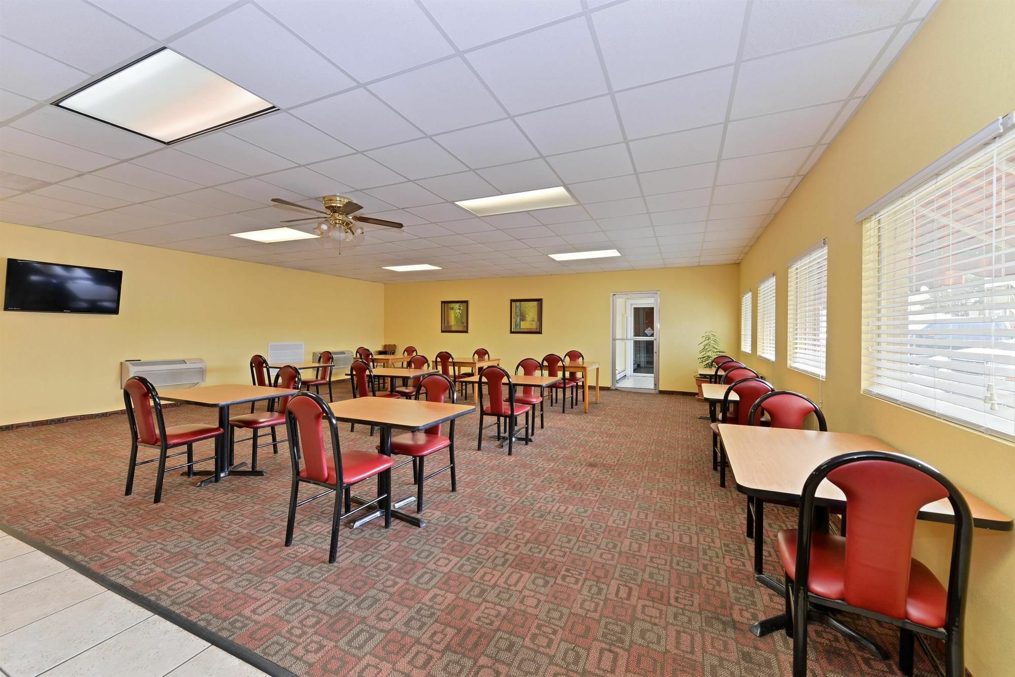 Americas Best Value Inn Tulsa I-44 Oakhurst Exterior foto